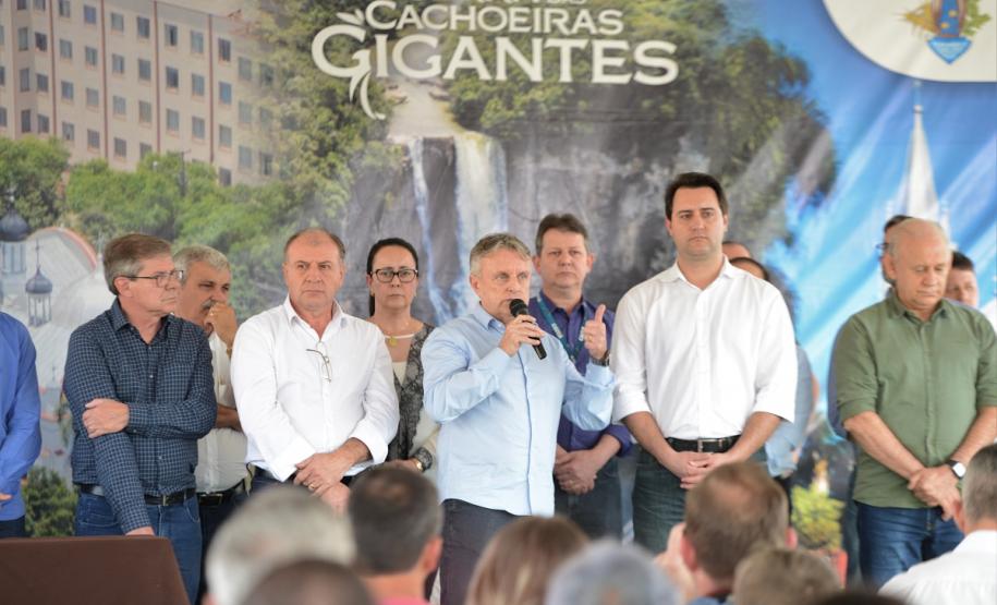 Famílias de Prudentópolis recebem as chaves da casa própria Quarenta e nove famílias de Prudentópolis, na região Centro-Sul do Paraná, receberam as chaves da casa própria nesta quinta-feira (25). As moradias foram entregues pelo governador Carlos Massa Ratinho Junior em evento com as famílias, com o prefeito Adelmo Luiz Klosowski, o presidente da Cohapar, Jorge Lange, e lideranças da região.