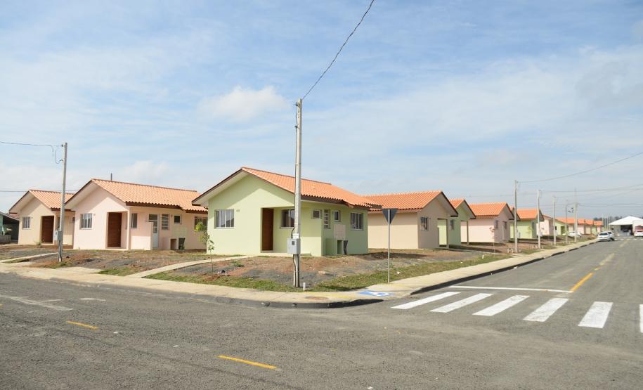 Famílias de Prudentópolis recebem as chaves da casa própria Quarenta e nove famílias de Prudentópolis, na região Centro-Sul do Paraná, receberam as chaves da casa própria nesta quinta-feira (25). As moradias foram entregues pelo governador Carlos Massa Ratinho Junior em evento com as famílias, com o prefeito Adelmo Luiz Klosowski, o presidente da Cohapar, Jorge Lange, e lideranças da região.