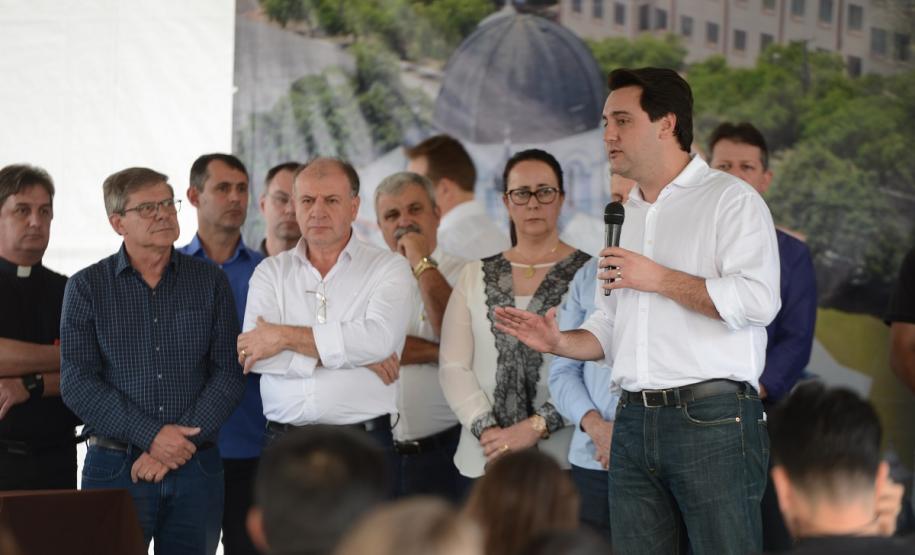 Famílias de Prudentópolis recebem as chaves da casa própria Quarenta e nove famílias de Prudentópolis, na região Centro-Sul do Paraná, receberam as chaves da casa própria nesta quinta-feira (25). As moradias foram entregues pelo governador Carlos Massa Ratinho Junior em evento com as famílias, com o prefeito Adelmo Luiz Klosowski, o presidente da Cohapar, Jorge Lange, e lideranças da região.