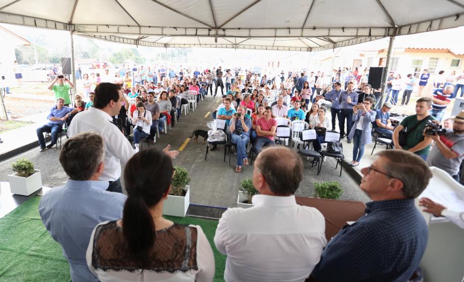 Famílias de Prudentópolis recebem as chaves da casa própria Quarenta e nove famílias de Prudentópolis, na região Centro-Sul do Paraná, receberam as chaves da casa própria nesta quinta-feira (25). As moradias foram entregues pelo governador Carlos Massa Ratinho Junior em evento com as famílias, com o prefeito Adelmo Luiz Klosowski, o presidente da Cohapar, Jorge Lange, e lideranças da região.