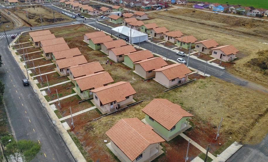 Famílias de Prudentópolis recebem as chaves da casa própria Quarenta e nove famílias de Prudentópolis, na região Centro-Sul do Paraná, receberam as chaves da casa própria nesta quinta-feira (25). As moradias foram entregues pelo governador Carlos Massa Ratinho Junior em evento com as famílias, com o prefeito Adelmo Luiz Klosowski, o presidente da Cohapar, Jorge Lange, e lideranças da região.
