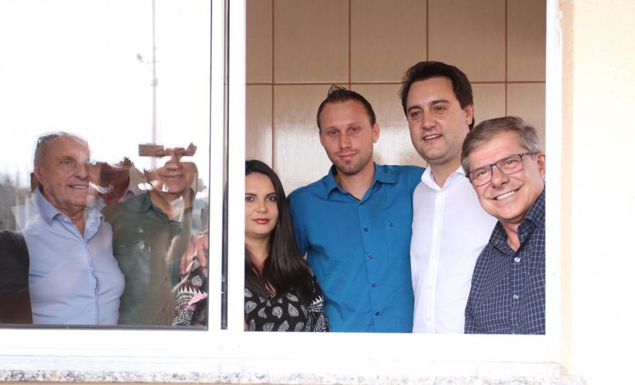 Famílias de Prudentópolis recebem as chaves da casa própria Quarenta e nove famílias de Prudentópolis, na região Centro-Sul do Paraná, receberam as chaves da casa própria nesta quinta-feira (25). As moradias foram entregues pelo governador Carlos Massa Ratinho Junior em evento com as famílias, com o prefeito Adelmo Luiz Klosowski, o presidente da Cohapar, Jorge Lange, e lideranças da região.