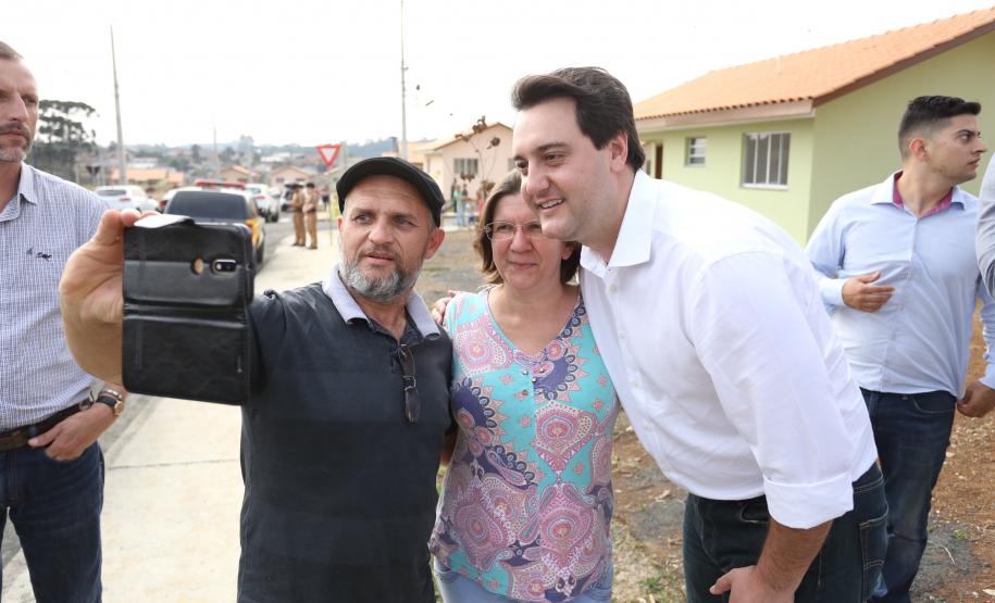 Famílias de Prudentópolis recebem as chaves da casa própria Quarenta e nove famílias de Prudentópolis, na região Centro-Sul do Paraná, receberam as chaves da casa própria nesta quinta-feira (25). As moradias foram entregues pelo governador Carlos Massa Ratinho Junior em evento com as famílias, com o prefeito Adelmo Luiz Klosowski, o presidente da Cohapar, Jorge Lange, e lideranças da região.