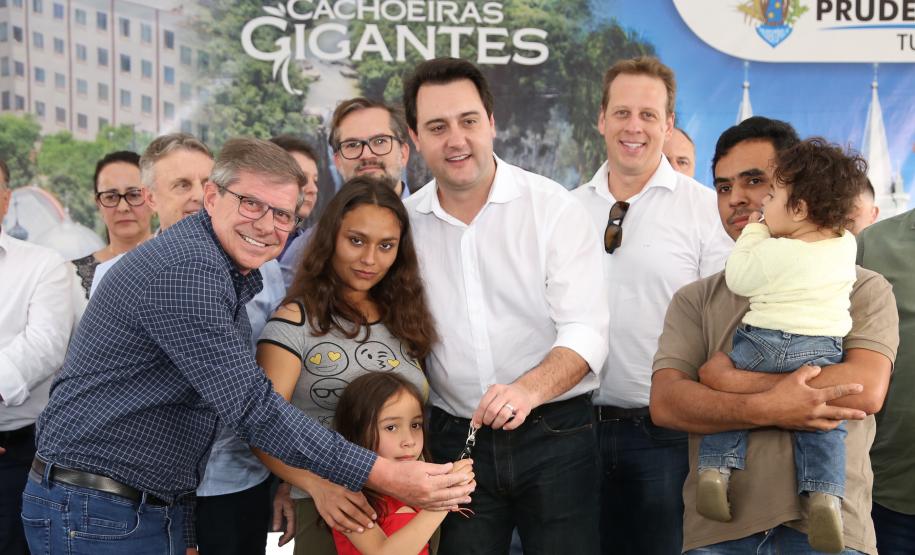 Famílias de Prudentópolis recebem as chaves da casa própria Quarenta e nove famílias de Prudentópolis, na região Centro-Sul do Paraná, receberam as chaves da casa própria nesta quinta-feira (25). As moradias foram entregues pelo governador Carlos Massa Ratinho Junior em evento com as famílias, com o prefeito Adelmo Luiz Klosowski, o presidente da Cohapar, Jorge Lange, e lideranças da região.