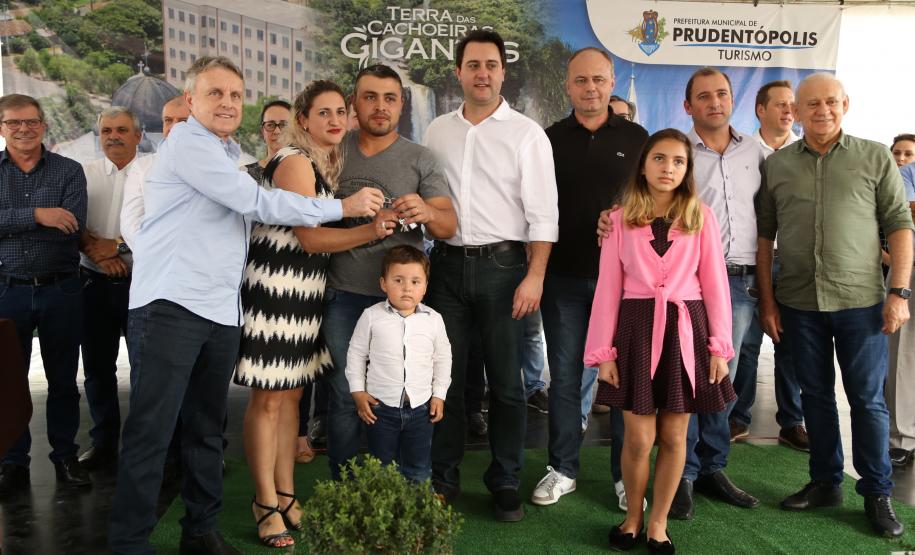 Famílias de Prudentópolis recebem as chaves da casa própria Quarenta e nove famílias de Prudentópolis, na região Centro-Sul do Paraná, receberam as chaves da casa própria nesta quinta-feira (25). As moradias foram entregues pelo governador Carlos Massa Ratinho Junior em evento com as famílias, com o prefeito Adelmo Luiz Klosowski, o presidente da Cohapar, Jorge Lange, e lideranças da região.