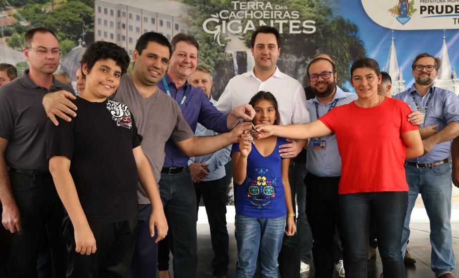 Famílias de Prudentópolis recebem as chaves da casa própria Quarenta e nove famílias de Prudentópolis, na região Centro-Sul do Paraná, receberam as chaves da casa própria nesta quinta-feira (25). As moradias foram entregues pelo governador Carlos Massa Ratinho Junior em evento com as famílias, com o prefeito Adelmo Luiz Klosowski, o presidente da Cohapar, Jorge Lange, e lideranças da região.