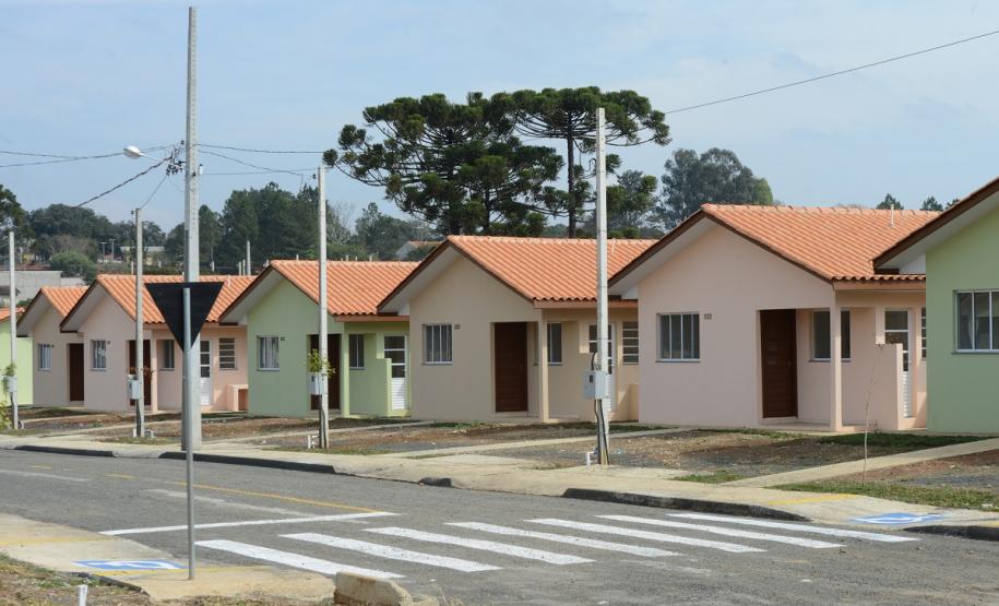 Famílias de Prudentópolis recebem as chaves da casa própria Quarenta e nove famílias de Prudentópolis, na região Centro-Sul do Paraná, receberam as chaves da casa própria nesta quinta-feira (25). As moradias foram entregues pelo governador Carlos Massa Ratinho Junior em evento com as famílias, com o prefeito Adelmo Luiz Klosowski, o presidente da Cohapar, Jorge Lange, e lideranças da região.