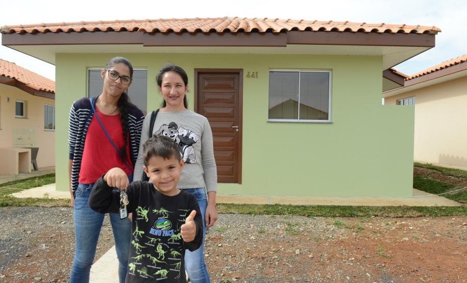 Famílias de Prudentópolis recebem as chaves da casa própria Quarenta e nove famílias de Prudentópolis, na região Centro-Sul do Paraná, receberam as chaves da casa própria nesta quinta-feira (25). As moradias foram entregues pelo governador Carlos Massa Ratinho Junior em evento com as famílias, com o prefeito Adelmo Luiz Klosowski, o presidente da Cohapar, Jorge Lange, e lideranças da região.