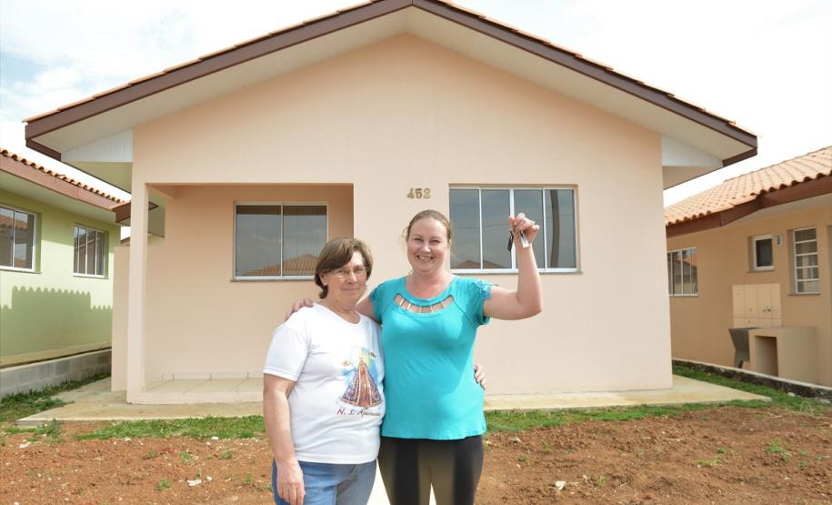 Famílias de Prudentópolis recebem as chaves da casa própria Quarenta e nove famílias de Prudentópolis, na região Centro-Sul do Paraná, receberam as chaves da casa própria nesta quinta-feira (25). As moradias foram entregues pelo governador Carlos Massa Ratinho Junior em evento com as famílias, com o prefeito Adelmo Luiz Klosowski, o presidente da Cohapar, Jorge Lange, e lideranças da região.