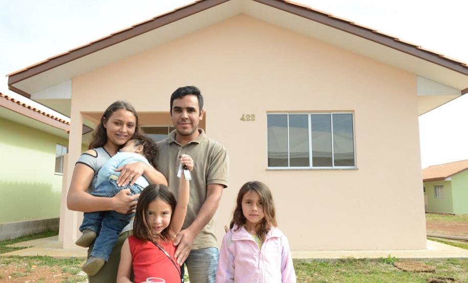 Famílias de Prudentópolis recebem as chaves da casa própria Quarenta e nove famílias de Prudentópolis, na região Centro-Sul do Paraná, receberam as chaves da casa própria nesta quinta-feira (25). As moradias foram entregues pelo governador Carlos Massa Ratinho Junior em evento com as famílias, com o prefeito Adelmo Luiz Klosowski, o presidente da Cohapar, Jorge Lange, e lideranças da região.