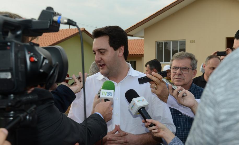 Famílias de Prudentópolis recebem as chaves da casa própria Quarenta e nove famílias de Prudentópolis, na região Centro-Sul do Paraná, receberam as chaves da casa própria nesta quinta-feira (25). As moradias foram entregues pelo governador Carlos Massa Ratinho Junior em evento com as famílias, com o prefeito Adelmo Luiz Klosowski, o presidente da Cohapar, Jorge Lange, e lideranças da região.