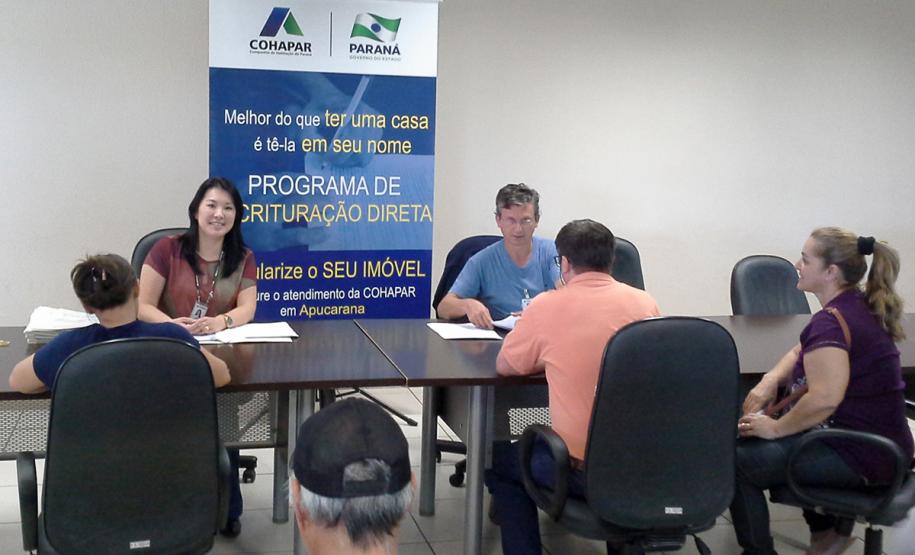 Pessoas residentes em imóveis da Cohapar em Arapongas podem obter escrituras diretamente com a empresa Técnicos da Cohapar entregaram as escrituras de propriedade a 15 famílias de Arapongas no auditório da prefeitura na última quinta-feira (25). A ação faz parte do programa de Escrituração Direta, que oferece o serviço com condições facilitadas e custos reduzidos para que mutuários, compradores ou ocupantes de imóveis da companhia possam ter o registro de propriedade em seus nomes.