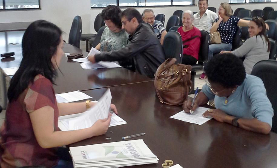 Pessoas residentes em imóveis da Cohapar em Arapongas podem obter escrituras diretamente com a empresa Técnicos da Cohapar entregaram as escrituras de propriedade a 15 famílias de Arapongas no auditório da prefeitura na última quinta-feira (25). A ação faz parte do programa de Escrituração Direta, que oferece o serviço com condições facilitadas e custos reduzidos para que mutuários, compradores ou ocupantes de imóveis da companhia possam ter o registro de propriedade em seus nomes.