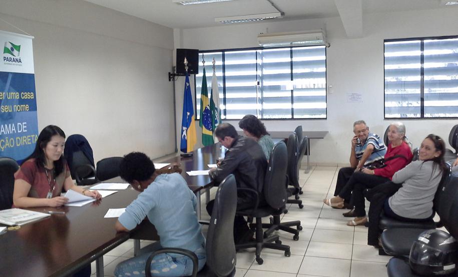 Pessoas residentes em imóveis da Cohapar em Arapongas podem obter escrituras diretamente com a empresa Técnicos da Cohapar entregaram as escrituras de propriedade a 15 famílias de Arapongas no auditório da prefeitura na última quinta-feira (25). A ação faz parte do programa de Escrituração Direta, que oferece o serviço com condições facilitadas e custos reduzidos para que mutuários, compradores ou ocupantes de imóveis da companhia possam ter o registro de propriedade em seus nomes.