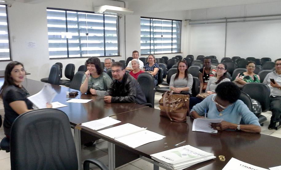 Pessoas residentes em imóveis da Cohapar em Arapongas podem obter escrituras diretamente com a empresa Técnicos da Cohapar entregaram as escrituras de propriedade a 15 famílias de Arapongas no auditório da prefeitura na última quinta-feira (25). A ação faz parte do programa de Escrituração Direta, que oferece o serviço com condições facilitadas e custos reduzidos para que mutuários, compradores ou ocupantes de imóveis da companhia possam ter o registro de propriedade em seus nomes.
