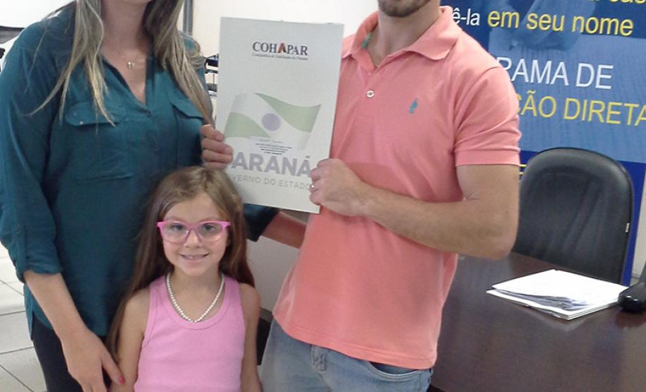 Pessoas residentes em imóveis da Cohapar em Arapongas podem obter escrituras diretamente com a empresa Técnicos da Cohapar entregaram as escrituras de propriedade a 15 famílias de Arapongas no auditório da prefeitura na última quinta-feira (25). A ação faz parte do programa de Escrituração Direta, que oferece o serviço com condições facilitadas e custos reduzidos para que mutuários, compradores ou ocupantes de imóveis da companhia possam ter o registro de propriedade em seus nomes.