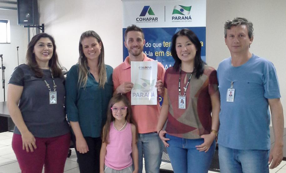 Pessoas residentes em imóveis da Cohapar em Arapongas podem obter escrituras diretamente com a empresa Técnicos da Cohapar entregaram as escrituras de propriedade a 15 famílias de Arapongas no auditório da prefeitura na última quinta-feira (25). A ação faz parte do programa de Escrituração Direta, que oferece o serviço com condições facilitadas e custos reduzidos para que mutuários, compradores ou ocupantes de imóveis da companhia possam ter o registro de propriedade em seus nomes.