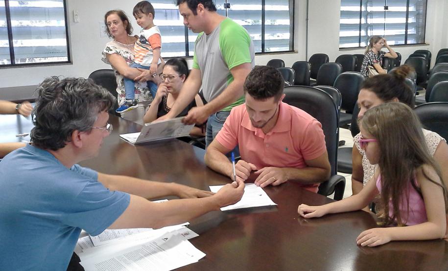 Pessoas residentes em imóveis da Cohapar em Arapongas podem obter escrituras diretamente com a empresa Técnicos da Cohapar entregaram as escrituras de propriedade a 15 famílias de Arapongas no auditório da prefeitura na última quinta-feira (25). A ação faz parte do programa de Escrituração Direta, que oferece o serviço com condições facilitadas e custos reduzidos para que mutuários, compradores ou ocupantes de imóveis da companhia possam ter o registro de propriedade em seus nomes.