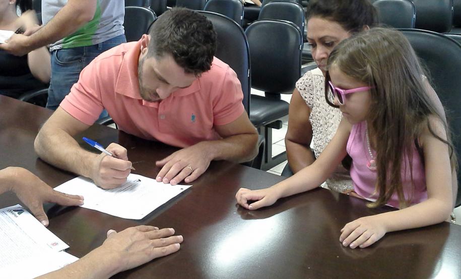 Pessoas residentes em imóveis da Cohapar em Arapongas podem obter escrituras diretamente com a empresa Técnicos da Cohapar entregaram as escrituras de propriedade a 15 famílias de Arapongas no auditório da prefeitura na última quinta-feira (25). A ação faz parte do programa de Escrituração Direta, que oferece o serviço com condições facilitadas e custos reduzidos para que mutuários, compradores ou ocupantes de imóveis da companhia possam ter o registro de propriedade em seus nomes.