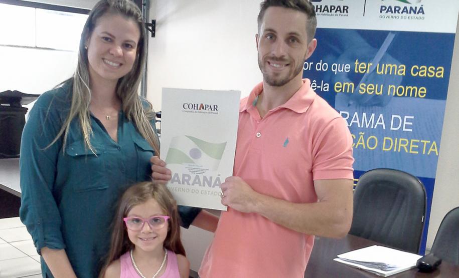 Pessoas residentes em imóveis da Cohapar em Arapongas podem obter escrituras diretamente com a empresa Técnicos da Cohapar entregaram as escrituras de propriedade a 15 famílias de Arapongas no auditório da prefeitura na última quinta-feira (25). A ação faz parte do programa de Escrituração Direta, que oferece o serviço com condições facilitadas e custos reduzidos para que mutuários, compradores ou ocupantes de imóveis da companhia possam ter o registro de propriedade em seus nomes.