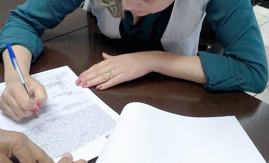 Pessoas residentes em imóveis da Cohapar em Arapongas podem obter escrituras diretamente com a empresa Técnicos da Cohapar entregaram as escrituras de propriedade a 15 famílias de Arapongas no auditório da prefeitura na última quinta-feira (25). A ação faz parte do programa de Escrituração Direta, que oferece o serviço com condições facilitadas e custos reduzidos para que mutuários, compradores ou ocupantes de imóveis da companhia possam ter o registro de propriedade em seus nomes.