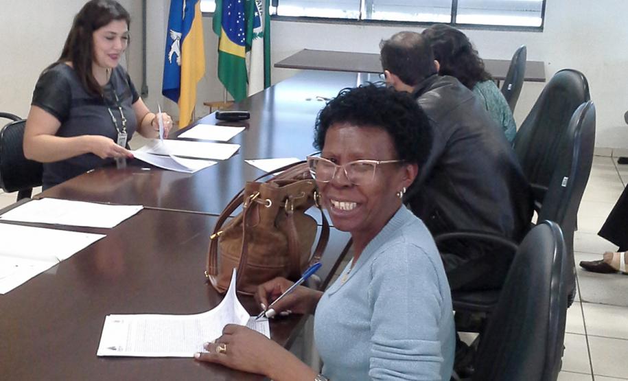 Pessoas residentes em imóveis da Cohapar em Arapongas podem obter escrituras diretamente com a empresa Técnicos da Cohapar entregaram as escrituras de propriedade a 15 famílias de Arapongas no auditório da prefeitura na última quinta-feira (25). A ação faz parte do programa de Escrituração Direta, que oferece o serviço com condições facilitadas e custos reduzidos para que mutuários, compradores ou ocupantes de imóveis da companhia possam ter o registro de propriedade em seus nomes.