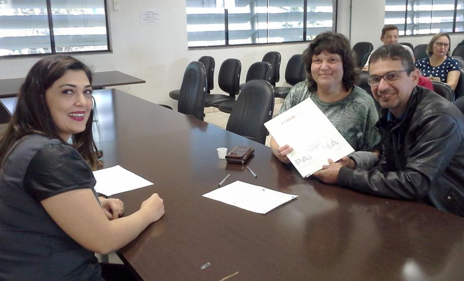 Pessoas residentes em imóveis da Cohapar em Arapongas podem obter escrituras diretamente com a empresa Técnicos da Cohapar entregaram as escrituras de propriedade a 15 famílias de Arapongas no auditório da prefeitura na última quinta-feira (25). A ação faz parte do programa de Escrituração Direta, que oferece o serviço com condições facilitadas e custos reduzidos para que mutuários, compradores ou ocupantes de imóveis da companhia possam ter o registro de propriedade em seus nomes.