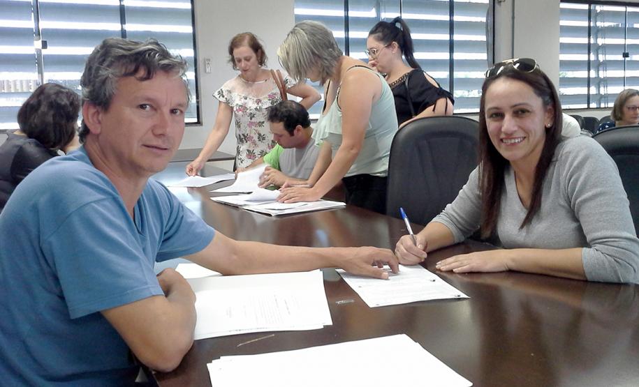 Pessoas residentes em imóveis da Cohapar em Arapongas podem obter escrituras diretamente com a empresa Técnicos da Cohapar entregaram as escrituras de propriedade a 15 famílias de Arapongas no auditório da prefeitura na última quinta-feira (25). A ação faz parte do programa de Escrituração Direta, que oferece o serviço com condições facilitadas e custos reduzidos para que mutuários, compradores ou ocupantes de imóveis da companhia possam ter o registro de propriedade em seus nomes.