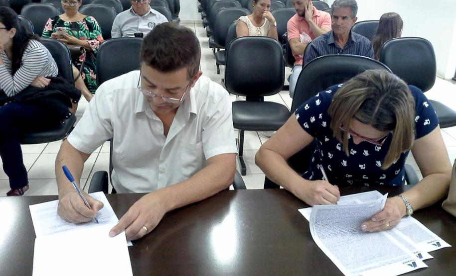 Pessoas residentes em imóveis da Cohapar em Arapongas podem obter escrituras diretamente com a empresa Técnicos da Cohapar entregaram as escrituras de propriedade a 15 famílias de Arapongas no auditório da prefeitura na última quinta-feira (25). A ação faz parte do programa de Escrituração Direta, que oferece o serviço com condições facilitadas e custos reduzidos para que mutuários, compradores ou ocupantes de imóveis da companhia possam ter o registro de propriedade em seus nomes.