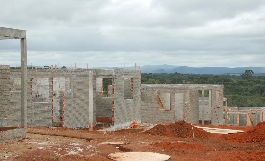 Novo projeto de lei, que ainda precisa ser aprovado pelo Senado, prevê a manutenção da alíquota de 1% dos tributos para as construtoras que executam projetos habitacionais voltados a famílias de baixa renda protocolados até 31 de dezembro de 2018. A partir de 2019, a alíquota máxima será de 4%.