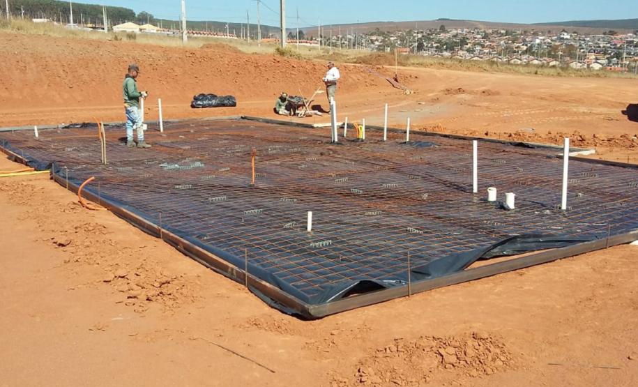 Técnicos da Cohapar vistoriaram nesta quinta-feira (1) a primeira etapa das obras de construção de um condomínio de casas voltado ao atendimento da população idosa em Jaguariaíva. O empreendimento é composto por 40 unidades habitacionais e é o projeto piloto do programa, que deverá ser levado pelo Governo do Estado a todas as regiões do Paraná.