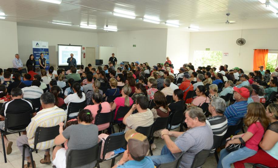 Cerca de 200 pessoas participaram de uma reunião organizada nesta sexta-feira (2) pela Cohapar em Jardim Alegre para a apresentação do programa de Escrituração Direta da companhia. O grupo de possíveis beneficiários é formado por mutuários, compradores e ocupantes de imóveis da Cohapar que estão com o financiamento quitado e desejam registrar a propriedade de suas moradias.