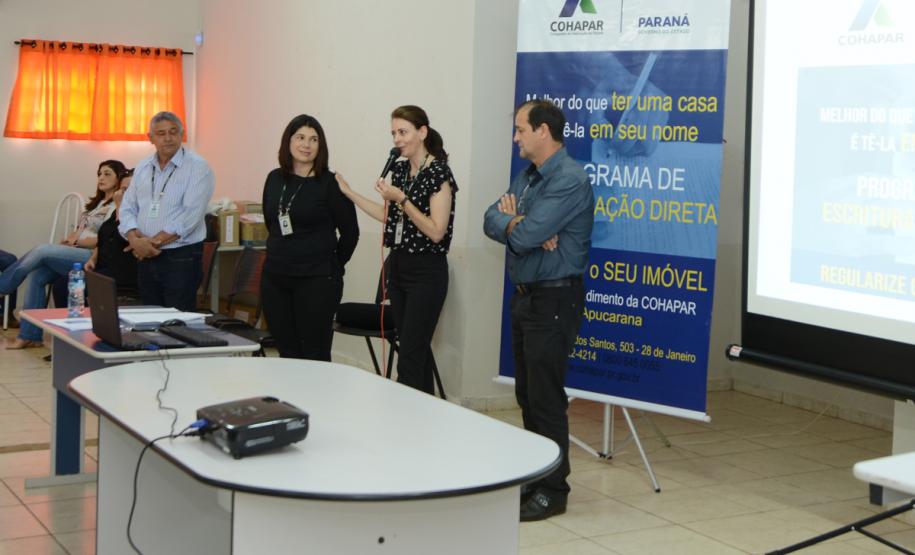 Cerca de 200 pessoas participaram de uma reunião organizada nesta sexta-feira (2) pela Cohapar em Jardim Alegre para a apresentação do programa de Escrituração Direta da companhia. O grupo de possíveis beneficiários é formado por mutuários, compradores e ocupantes de imóveis da Cohapar que estão com o financiamento quitado e desejam registrar a propriedade de suas moradias.
