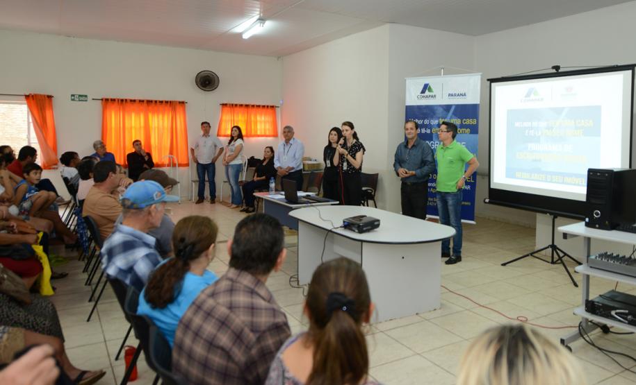 Cerca de 200 pessoas participaram de uma reunião organizada nesta sexta-feira (2) pela Cohapar em Jardim Alegre para a apresentação do programa de Escrituração Direta da companhia. O grupo de possíveis beneficiários é formado por mutuários, compradores e ocupantes de imóveis da Cohapar que estão com o financiamento quitado e desejam registrar a propriedade de suas moradias.