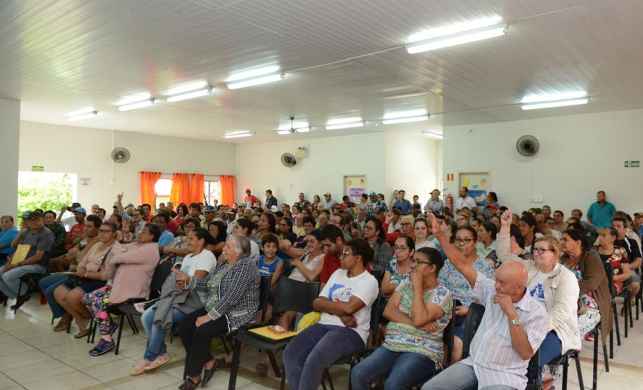 Cerca de 200 pessoas participaram de uma reunião organizada nesta sexta-feira (2) pela Cohapar em Jardim Alegre para a apresentação do programa de Escrituração Direta da companhia. O grupo de possíveis beneficiários é formado por mutuários, compradores e ocupantes de imóveis da Cohapar que estão com o financiamento quitado e desejam registrar a propriedade de suas moradias.