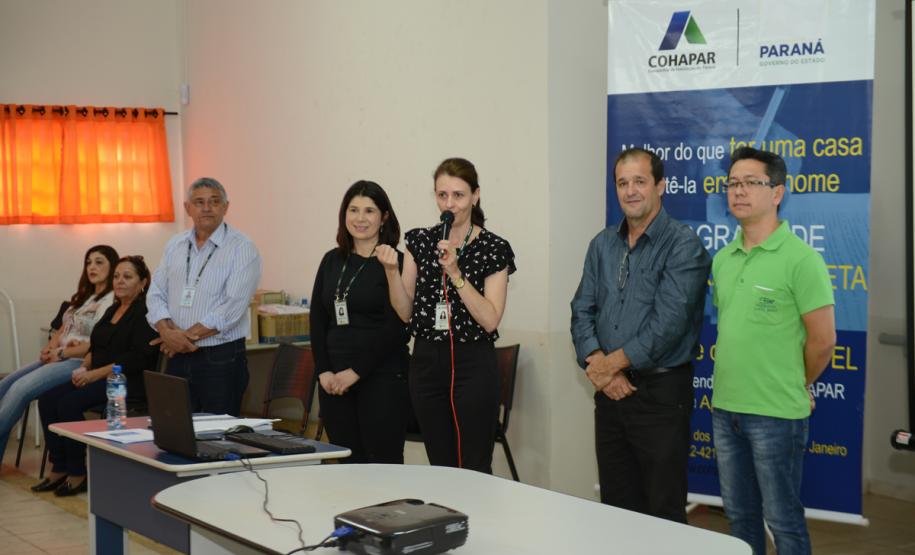 Cerca de 200 pessoas participaram de uma reunião organizada nesta sexta-feira (2) pela Cohapar em Jardim Alegre para a apresentação do programa de Escrituração Direta da companhia. O grupo de possíveis beneficiários é formado por mutuários, compradores e ocupantes de imóveis da Cohapar que estão com o financiamento quitado e desejam registrar a propriedade de suas moradias.