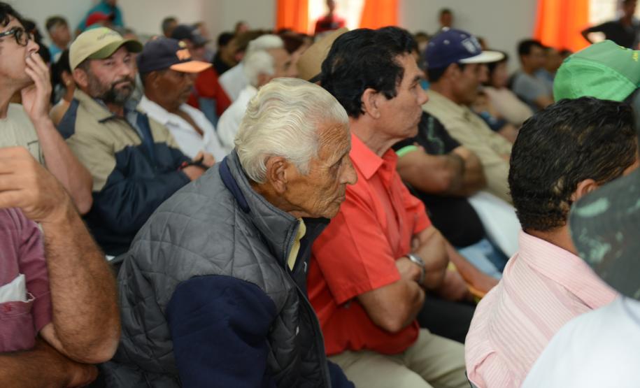Cerca de 200 pessoas participaram de uma reunião organizada nesta sexta-feira (2) pela Cohapar em Jardim Alegre para a apresentação do programa de Escrituração Direta da companhia. O grupo de possíveis beneficiários é formado por mutuários, compradores e ocupantes de imóveis da Cohapar que estão com o financiamento quitado e desejam registrar a propriedade de suas moradias.
