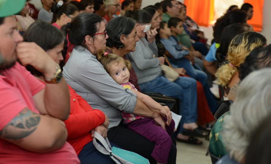 Cerca de 200 pessoas participaram de uma reunião organizada nesta sexta-feira (2) pela Cohapar em Jardim Alegre para a apresentação do programa de Escrituração Direta da companhia. O grupo de possíveis beneficiários é formado por mutuários, compradores e ocupantes de imóveis da Cohapar que estão com o financiamento quitado e desejam registrar a propriedade de suas moradias.