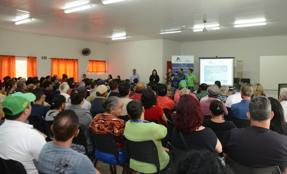 Cerca de 200 pessoas participaram de uma reunião organizada nesta sexta-feira (2) pela Cohapar em Jardim Alegre para a apresentação do programa de Escrituração Direta da companhia. O grupo de possíveis beneficiários é formado por mutuários, compradores e ocupantes de imóveis da Cohapar que estão com o financiamento quitado e desejam registrar a propriedade de suas moradias.