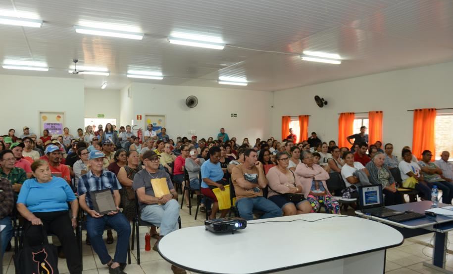 Cerca de 200 pessoas participaram de uma reunião organizada nesta sexta-feira (2) pela Cohapar em Jardim Alegre para a apresentação do programa de Escrituração Direta da companhia. O grupo de possíveis beneficiários é formado por mutuários, compradores e ocupantes de imóveis da Cohapar que estão com o financiamento quitado e desejam registrar a propriedade de suas moradias.