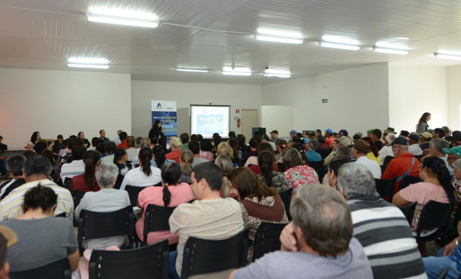 Cerca de 200 pessoas participaram de uma reunião organizada nesta sexta-feira (2) pela Cohapar em Jardim Alegre para a apresentação do programa de Escrituração Direta da companhia. O grupo de possíveis beneficiários é formado por mutuários, compradores e ocupantes de imóveis da Cohapar que estão com o financiamento quitado e desejam registrar a propriedade de suas moradias.