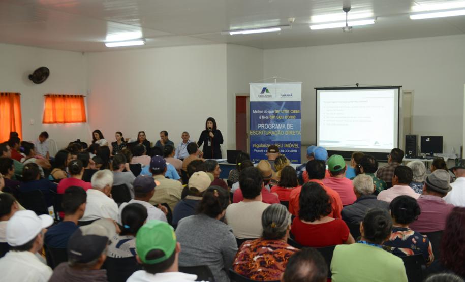 Cerca de 200 pessoas participaram de uma reunião organizada nesta sexta-feira (2) pela Cohapar em Jardim Alegre para a apresentação do programa de Escrituração Direta da companhia. O grupo de possíveis beneficiários é formado por mutuários, compradores e ocupantes de imóveis da Cohapar que estão com o financiamento quitado e desejam registrar a propriedade de suas moradias.