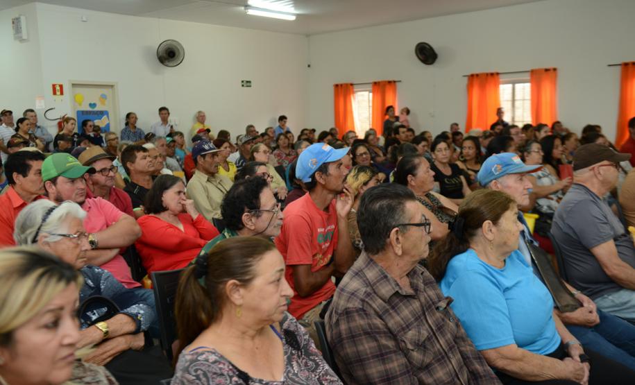 Cerca de 200 pessoas participaram de uma reunião organizada nesta sexta-feira (2) pela Cohapar em Jardim Alegre para a apresentação do programa de Escrituração Direta da companhia. O grupo de possíveis beneficiários é formado por mutuários, compradores e ocupantes de imóveis da Cohapar que estão com o financiamento quitado e desejam registrar a propriedade de suas moradias.