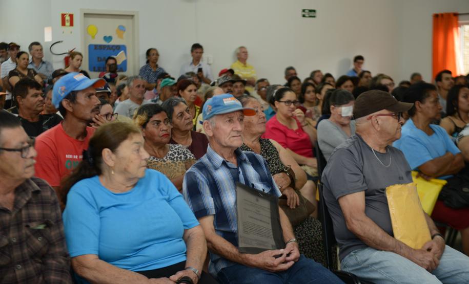 Cerca de 200 pessoas participaram de uma reunião organizada nesta sexta-feira (2) pela Cohapar em Jardim Alegre para a apresentação do programa de Escrituração Direta da companhia. O grupo de possíveis beneficiários é formado por mutuários, compradores e ocupantes de imóveis da Cohapar que estão com o financiamento quitado e desejam registrar a propriedade de suas moradias.