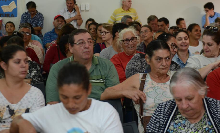 Cerca de 200 pessoas participaram de uma reunião organizada nesta sexta-feira (2) pela Cohapar em Jardim Alegre para a apresentação do programa de Escrituração Direta da companhia. O grupo de possíveis beneficiários é formado por mutuários, compradores e ocupantes de imóveis da Cohapar que estão com o financiamento quitado e desejam registrar a propriedade de suas moradias.