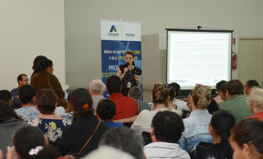 Cerca de 200 pessoas participaram de uma reunião organizada nesta sexta-feira (2) pela Cohapar em Jardim Alegre para a apresentação do programa de Escrituração Direta da companhia. O grupo de possíveis beneficiários é formado por mutuários, compradores e ocupantes de imóveis da Cohapar que estão com o financiamento quitado e desejam registrar a propriedade de suas moradias.