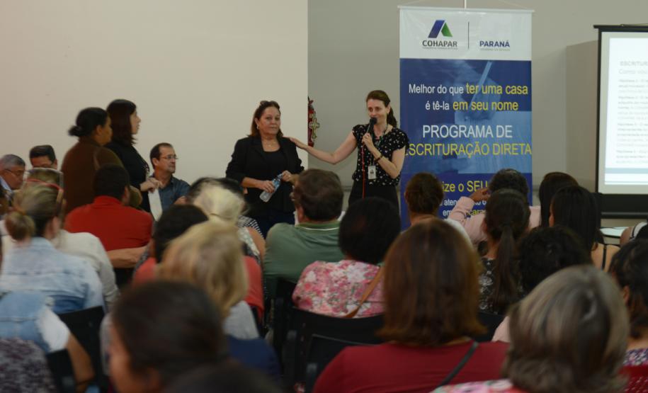 Cerca de 200 pessoas participaram de uma reunião organizada nesta sexta-feira (2) pela Cohapar em Jardim Alegre para a apresentação do programa de Escrituração Direta da companhia. O grupo de possíveis beneficiários é formado por mutuários, compradores e ocupantes de imóveis da Cohapar que estão com o financiamento quitado e desejam registrar a propriedade de suas moradias.