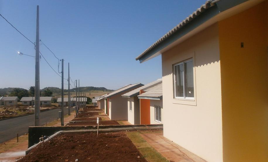 Cohapar inicia venda de 47 casas populares em Cornélio Procópio Com mais de 90% do cronograma executado, serão concluídas nos próximos dias as obras de construção de 47 casas populares da Cohapar em Cornélio Procópio, no Norte Pioneiro do Paraná. As moradias são destinadas a famílias com renda de até seis salários mínimos, que devem se cadastrar no site xoops.celepar.parana/migracao/ccivil_cohapar/cadastro até o dia 18 de agosto para participarem do processo seletivo.