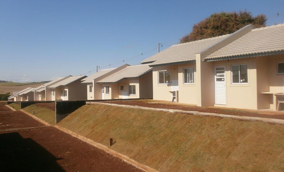 Cohapar inicia venda de 47 casas populares em Cornélio Procópio Com mais de 90% do cronograma executado, serão concluídas nos próximos dias as obras de construção de 47 casas populares da Cohapar em Cornélio Procópio, no Norte Pioneiro do Paraná. As moradias são destinadas a famílias com renda de até seis salários mínimos, que devem se cadastrar no site xoops.celepar.parana/migracao/ccivil_cohapar/cadastro até o dia 18 de agosto para participarem do processo seletivo.