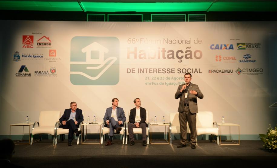 Participação de Copel e Sanepar em projetos habitacionais vira referência em fórum nacional sobre o tema Representantes da Cohapar, Copel e Sanepar expuseram as vantagens do trabalho realizado de forma integrada entre os órgãos dentro dos projetos de construção de casas populares no Paraná em um painel do Fórum Nacional de Habitação de Interesse Social nesta quarta-feira (21).
